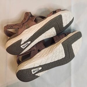 New Earth Origins Westfield Wendy Suede Woman’s Sandals. Size 8W.